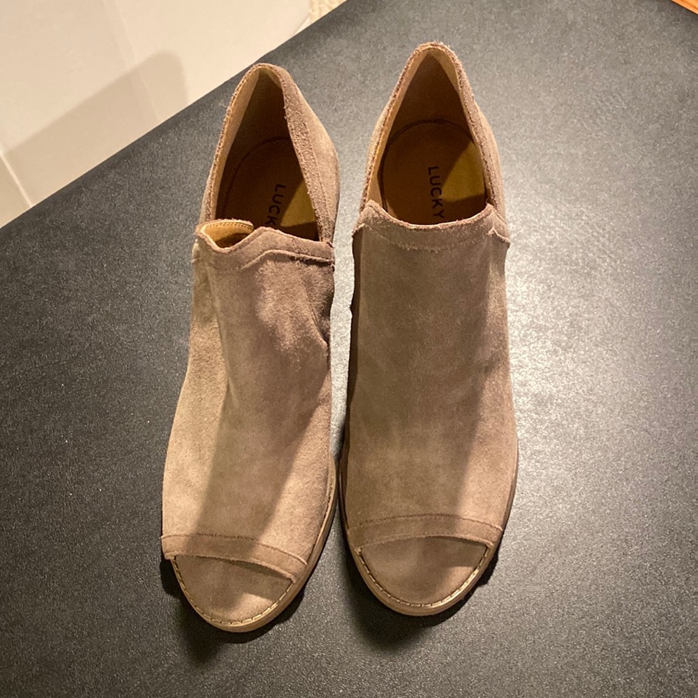 Simply gorgeous suede bootie!